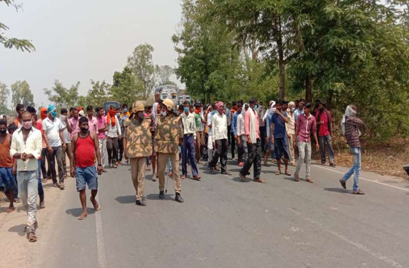 Road accident ट्रक ने बाइक सवार किशोर व युवक को रौंदा, गुस्साई भीड़ ने बनारस मार्ग किया जाम, यूपी सरकार के खिलाफ नारेबाजी