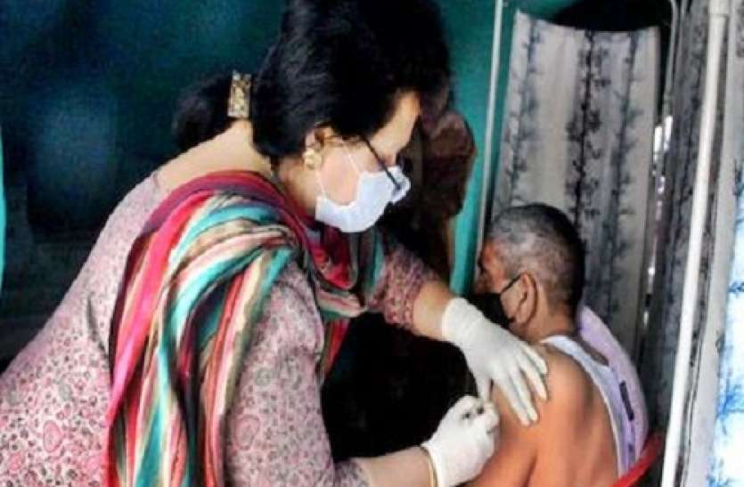 nurse Neelam Pnadit नर्स नीलम ने बनाया रिकॉर्ड, एक दिन में 440 लोगों को लगाई Corona Vaccine