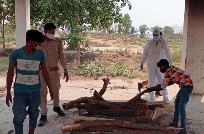 Funeral बलरामपुर पुलिस का मानवीय चेहरा आया सामने, लावारिस महिला के शव का किया दाह संस्कार