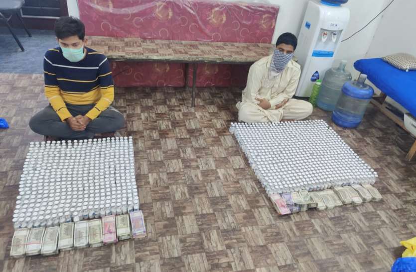 गुजरात: नकली रेमडेसिविर बनाने का पर्दाफाश, ६ को पकड़ा, ३३७१ नकली इंजेक्शन और ९० लाख की नकदी जब्त गुजरात: नकली रेमडेसिविर बनाने का पर्दाफाश, ६ को पकड़ा, ३३७१ नकली इंजेक्शन और ९० लाख की नकदी जब्त