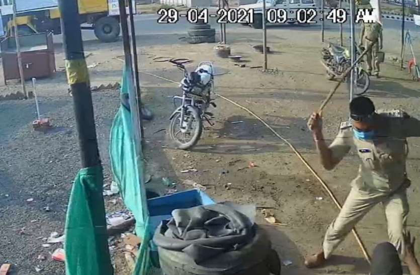 बांसवाड़ा : वर्दीधारी ने बरसाए डंडे, टायर पंक्चर बनाने वाले दिव्यांग को बेरहमी से पीटा बांसवाड़ा : वर्दीधारी ने बरसाए डंडे, टायर पंक्चर बनाने वाले दिव्यांग को बेरहमी से पीटा