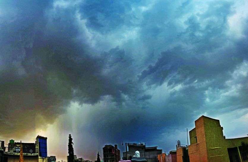 प्यासी धरती की ‘फ्रेंड रिक्वेस्ट’ पर बादलों ने लिखा ‘नॉट एक्सेप्ट’ प्यासी धरती की ‘फ्रेंड रिक्वेस्ट’ पर बादलों ने लिखा ‘नॉट एक्सेप्ट’