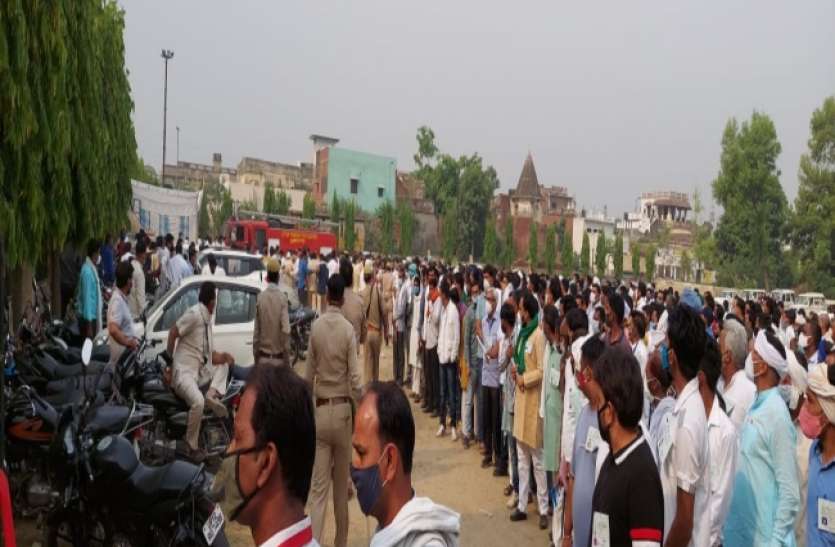 0203.jpg Up Panchayat election मतगणना स्थल के बाहर भीड़ पर पुलिस ने भांजी लाठियां