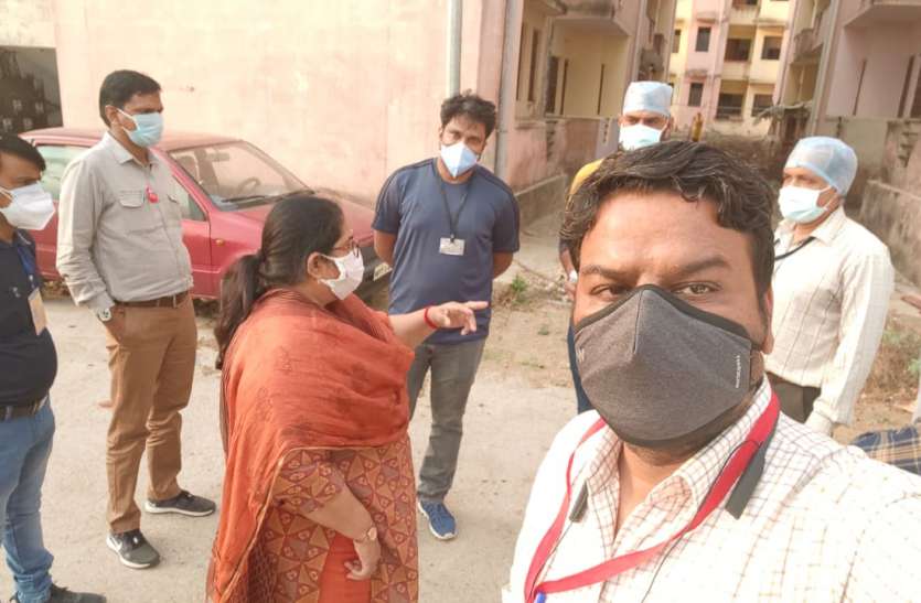 कोरोना संक्रमित मां के साथ घर में तड़प रहे थे दो भाई, वीडियो वायरल हुआ तो प्रशासन दौड़ा कोरोना संक्रमित मां के साथ घर में तड़प रहे थे दो भाई, वीडियो वायरल हुआ तो प्रशासन दौड़ा
