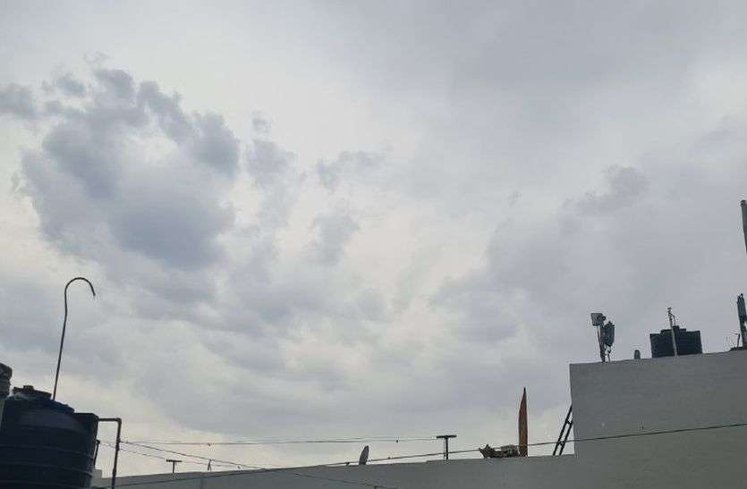 सुबह छाए बादल, हुई हल्की बारिश सुबह छाए बादल, हुई हल्की बारिश