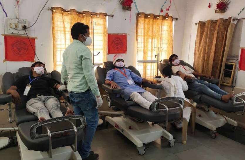 आगे आए युवा, वैक्सीनेशन के पहले रक्तदान कर निभाई अपनी जिम्मेदारी आगे आए युवा, वैक्सीनेशन के पहले रक्तदान कर निभाई अपनी जिम्मेदारी