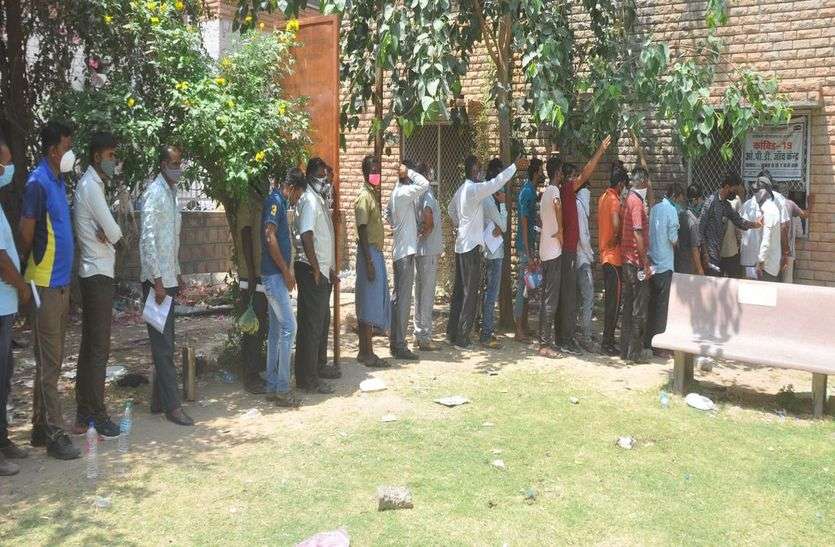 कोरोना: 83 डिस्चार्ज, 302 नए केस, 7 की थम गई जिदंगी,कोरोना: 83 डिस्चार्ज, 302 नए केस, 7 की थम गई जिदंगी कोरोना: 83 डिस्चार्ज, 302 नए केस, 7 की थम गई जिदंगी