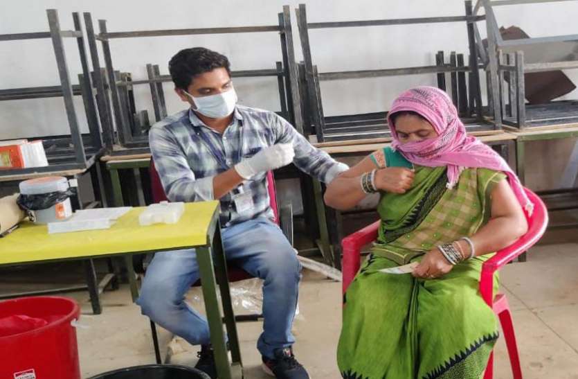 अर्जुनी में रामेश्वरी बाई देवांगन को लगाया गया पहला टीका अर्जुनी में रामेश्वरी बाई देवांगन को लगाया गया पहला टीका