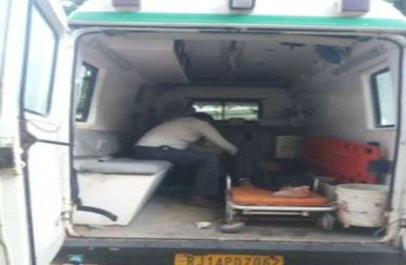 शादी में शामिल हुए 30 से ज्यादा लोगों की तबीयत बिगड़ी, जांच शुरू शादी में शामिल हुए 30 से ज्यादा लोगों की तबीयत बिगड़ी, जांच शुरू