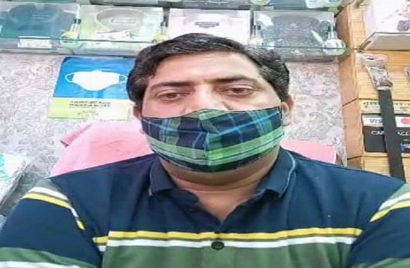 anil_rasvant.jpg Corona Curfew की घाेषणा पर व्यापारी ने कर्मचारियों को दिया एक माह का एडवांस वेतन और राशन