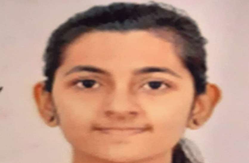 माता-पिता को गंवाकर दूसरों के परिवारों को बचाने के लिए मैदान में डंटी अपेक्षा माता-पिता को गंवाकर दूसरों के परिवारों को बचाने के लिए मैदान में डंटी अपेक्षा