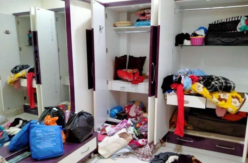 दुर्ग: लॉकडाउन में तेजी से बढ़ रही चोरी की घटनाएं, पुलिस सड़क पर इधर ताला तोड़कर घर में घुस रहे चोर, दहशत में लोग दुर्ग: लॉकडाउन में तेजी से बढ़ रही चोरी की घटनाएं, पुलिस सड़क पर इधर ताला तोड़कर घर में घुस रहे चोर, दहशत में लोग