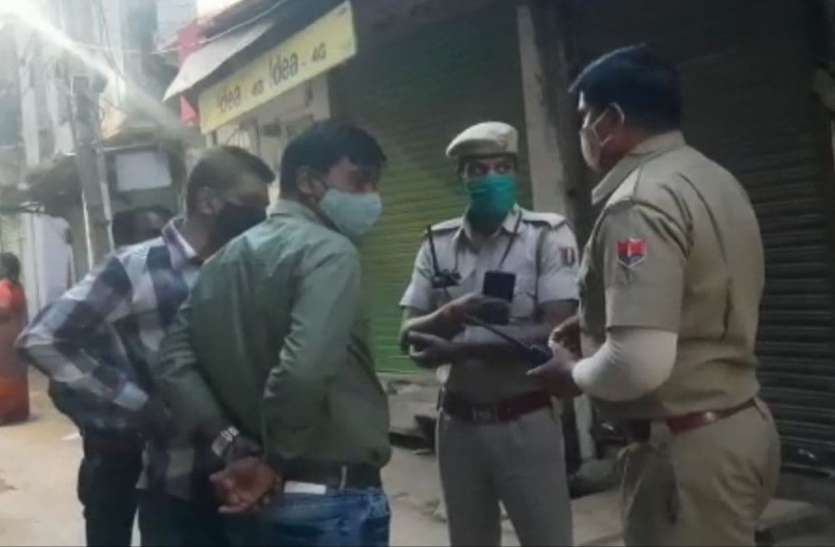 बारात में नाच रहे थे लोग, पुलिस पहुंची तो भाग छूटे बारात में नाच रहे थे लोग, पुलिस पहुंची तो भाग छूटे