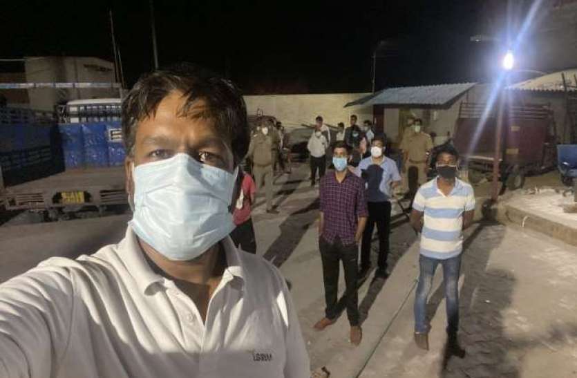 dm_agra.jpg तीमारदार बन साइकिल पर सवार होकर ऑक्सीजन लेने पहुंचे डीएम, कर्मचारी का जवाब सुन खिल उठा चेहरा