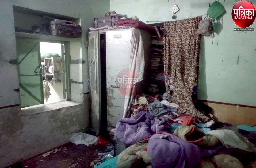 यहां धमाके के साथ विस्फोट, चार जने झुलसे यहां धमाके के साथ विस्फोट, चार जने झुलसे