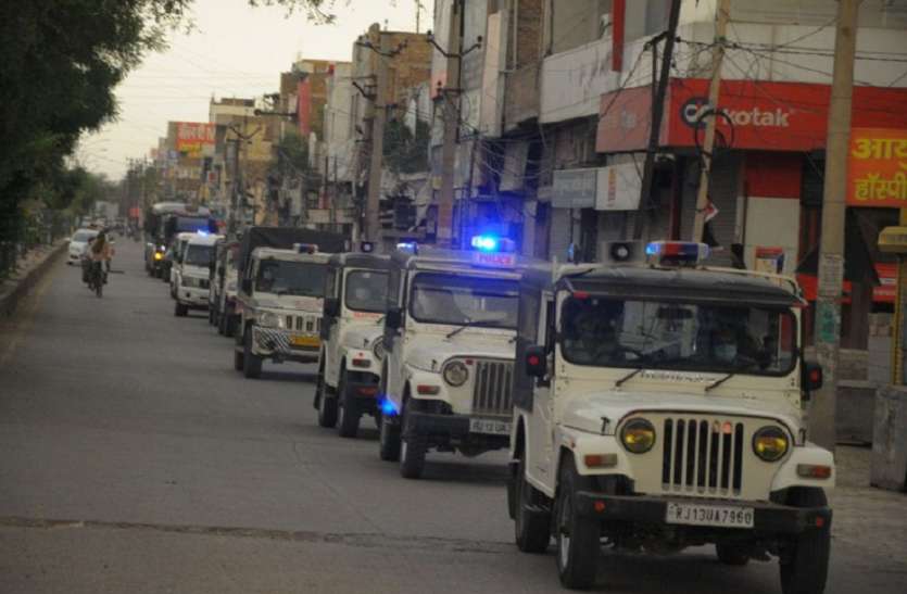सख्ती आज से-पुलिस व प्रशासन ने निकाला शहर में फ्लैग मार्च सख्ती आज से-पुलिस व प्रशासन ने निकाला शहर में फ्लैग मार्च