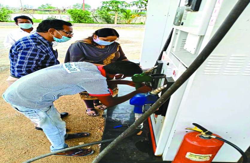 आम लोगों को बेच रहा था पेट्रोल-डीजल, पंप सील आम लोगों को बेच रहा था पेट्रोल-डीजल, पंप सील