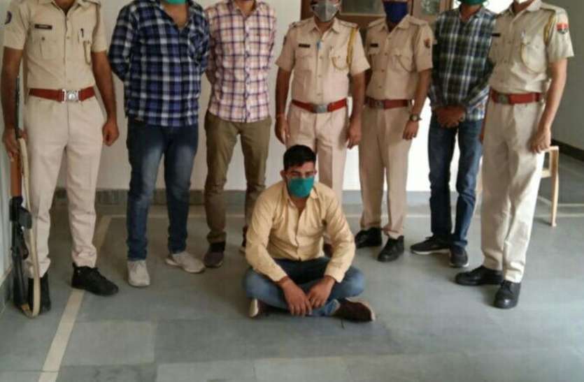 बाइक पर स्मैक बेचने की फिराक में युवक गिरफ्तार बाइक पर स्मैक बेचने की फिराक में युवक गिरफ्तार