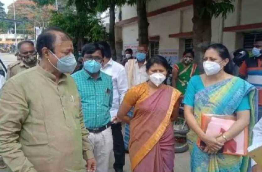 mandya_01.jpg मंत्री ने किया कोविड सेंटर का निरीक्षण