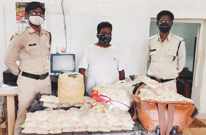 ट्रेन में सवार होकर 80 लीटर शराब और गांजा लेकर पहुंचा तस्कर, लॉकडाउन में खपाने से पहले चढ़ा पुलिस के हत्थे ट्रेन में सवार होकर 80 लीटर शराब और गांजा लेकर पहुंचा तस्कर, लॉकडाउन में खपाने से पहले चढ़ा पुलिस के हत्थे