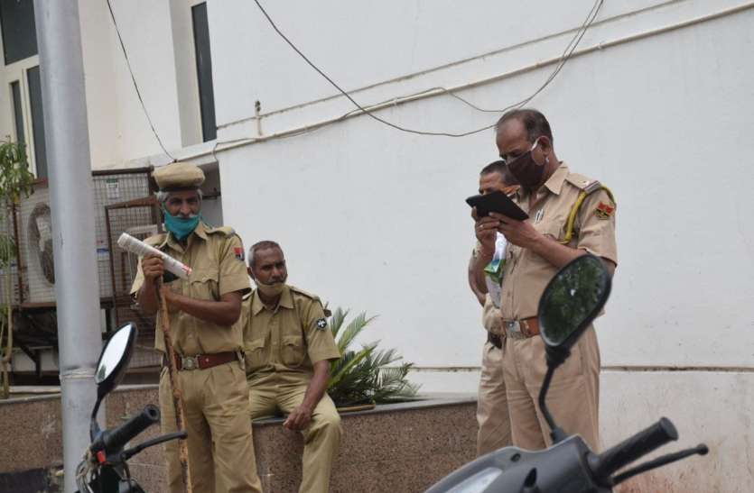 कंधे से कंधा मिलाकर मुस्तैद हुए होमगार्ड कंधे से कंधा मिलाकर मुस्तैद हुए होमगार्ड