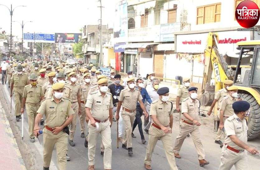 रेड अलर्ट पखवाडा की तैयारी : पुलिस-प्रशासन ने निकाला रूट मार्च, गाइड लाइन की पालना की हिदायत रेड अलर्ट पखवाडा की तैयारी : पुलिस-प्रशासन ने निकाला रूट मार्च, गाइड लाइन की पालना की हिदायत
