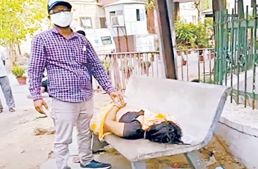 Woman dies due to lack of oxygen at Jaipur SMS hospital gate गिड़गिड़ाती महिला बोली, दम घुट रहा है...ऑक्सीजन दे दो और गेट पर थमी सांसें