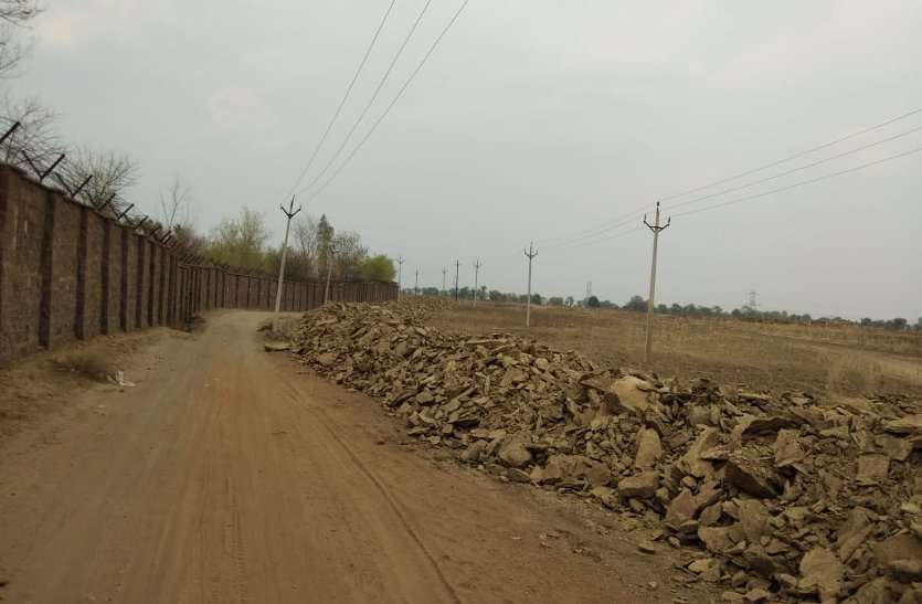 Road could not be built even after years of demand वर्षों की मांग के बाद भी नहीं बन पाया था रोड और कुछ दिनों में ही गांव के दोनों तरफ हो गया रोड का निर्माण