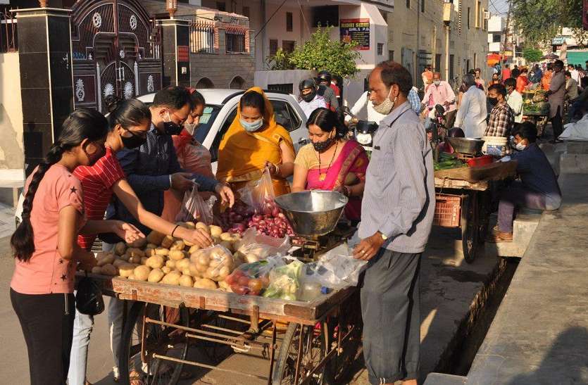 सख्त पाबंदियों से इनकी चमकी दुकानदारी सख्त पाबंदियों से इनकी चमकी दुकानदारी