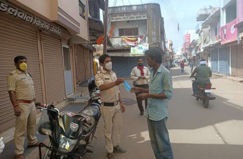 Food to hungry and thirsty people, distributing masks to the needy भूखे-प्यासे लोगों को भोजन, जरूरतमंदो को बांट रहे मास्क