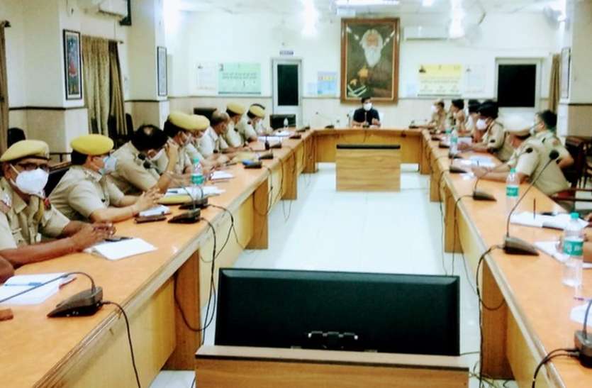 कलक्ट्रेट स्थित टैगोर सभागार में पुलिस अधिकारियों की बैठक बेवजह घूमने वालों को अब पुलिस आइसोलेट करेगी