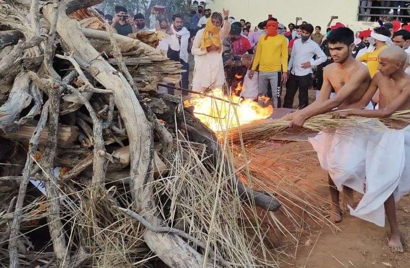 तिरंगा यात्रा के साथ घर पहुंचा जवान का शव, सैनिक सम्मान से हुआ अंतिम संस्कार तिरंगा यात्रा के साथ घर पहुंचा जवान का शव, सैनिक सम्मान से हुआ अंतिम संस्कार