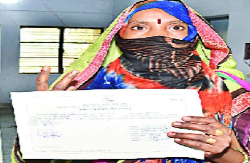 Panchayat Election Result: मजदूर ने किया चैलेंज स्वीकार, पत्नी लड़ी चुनाव और बन गई बीडीसी Panchayat Election Result: मजदूर ने किया चैलेंज स्वीकार, पत्नी लड़ी चुनाव और बन गई बीडीसी