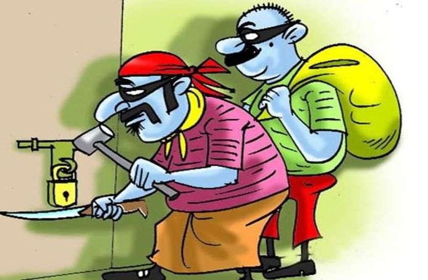 हिमाकत : ज्वैलर्स की दुकान का ताला तोड़ा और आराम से रिक्शा में गहनों से भरी तिजोरी उठाकर ले गए हिमाकत : ज्वैलर्स की दुकान का ताला तोड़ा और आराम से रिक्शा में गहनों से भरी तिजोरी उठाकर ले गए