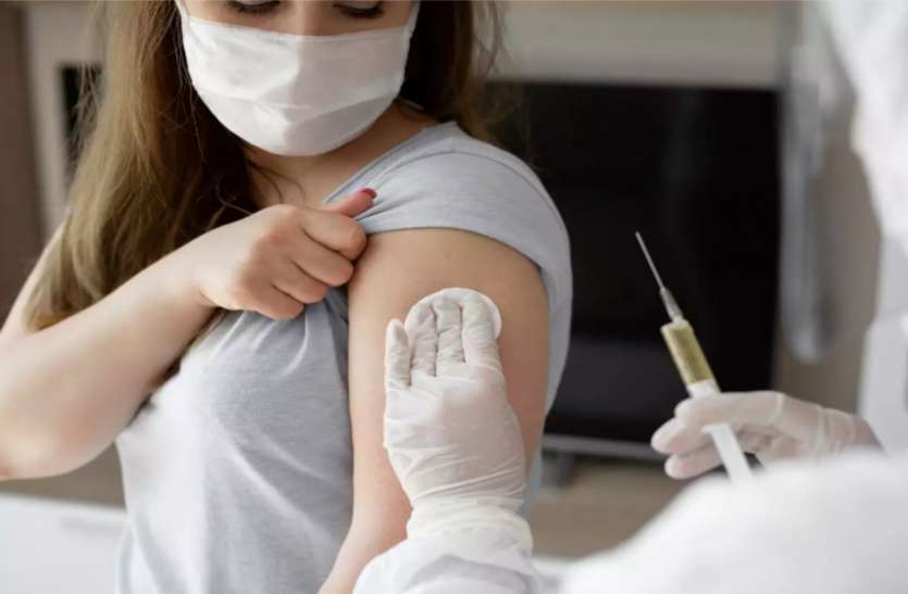 corona vaccine दिल्ली में आज से 18 प्लस लोगों को लग रहा है टीका, 77 सरकारी स्कूल बने वैक्सीनेशन सेंटर