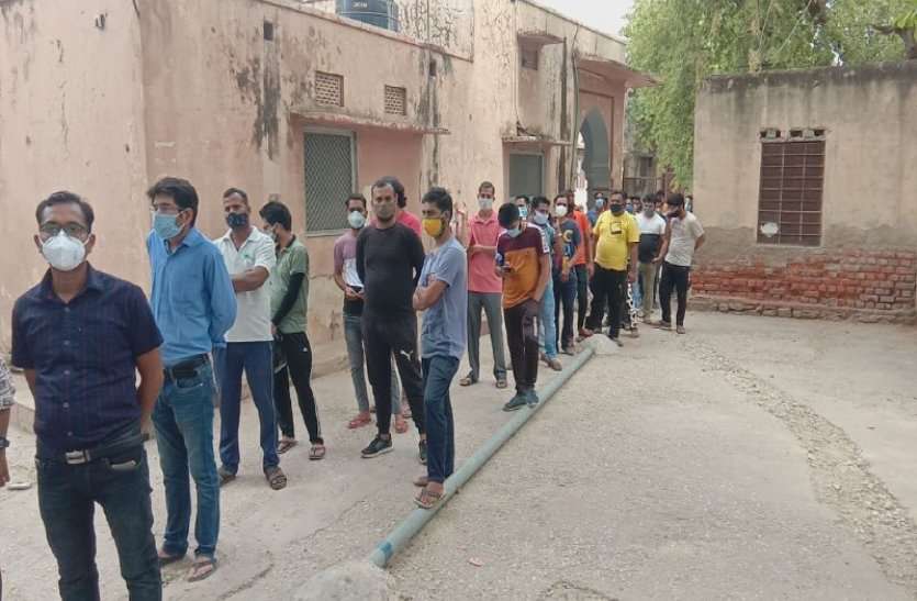Corona Vaccination In Alwar: 18 Plus Age People Vaccination कोरोना टीककरण को लेकर युवाओं में उत्साह, 19 हजार से अधिक ने कराया टीकाकरण, लम्बी कतारें दिखी