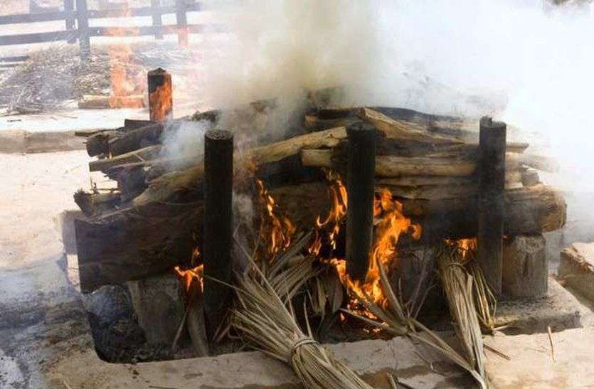 पुत्र की मौत की खबर सुन सदमे से पिता की भी सांसे छूटी, गमगीन माहौल में एक साथ उठी अर्थी पुत्र की मौत की खबर सुन सदमे से पिता की भी सांसे छूटी, गमगीन माहौल में एक साथ उठी अर्थी