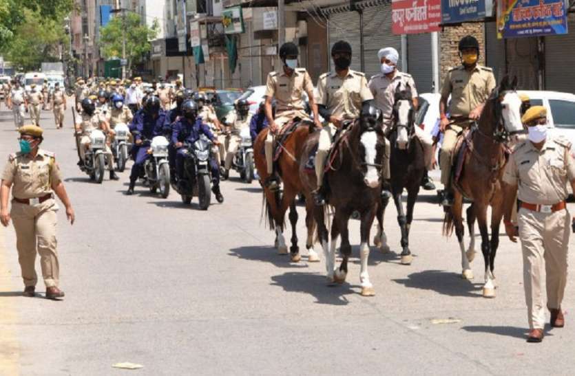पुलिस ने की सख्ती- बिना वजह घर से बाहर गए 70 लोग किए क्वारंटीन पुलिस ने की सख्ती- बिना वजह घर से बाहर गए 70 लोग किए क्वारंटीन