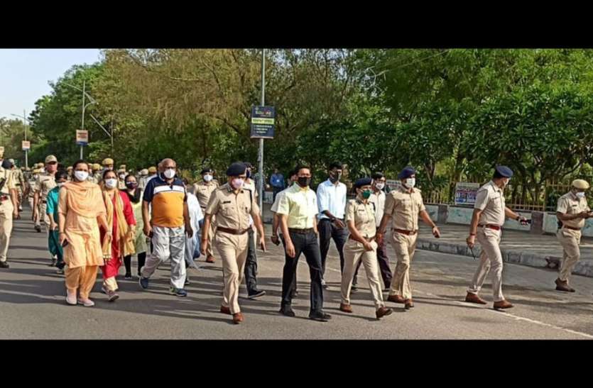 प्रशासन एवं पुलिस अधिकारियों ने निकाला मार्च पास्ट प्रशासन एवं पुलिस अधिकारियों ने निकाला मार्च पास्ट