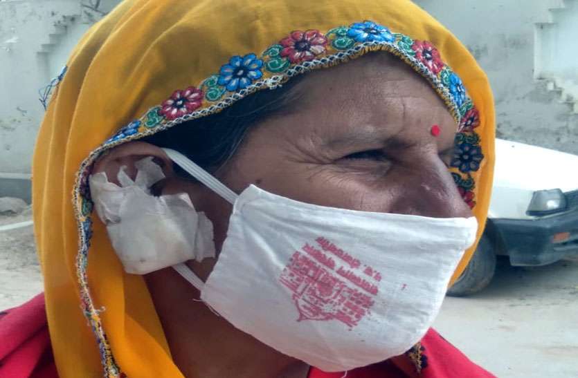 महिला पर जानलेवा हमला कर कानों के टॉप्स छीन ले गए बदमाश महिला पर जानलेवा हमला कर कानों के टॉप्स छीन ले गए बदमाश