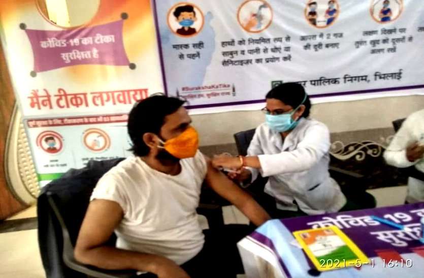 आरक्षण के बाद भी कोरोना वैक्सीन नहीं लगा रहे अंत्योदय कार्डधारी, दुर्ग जिले में 15 में से 6 सेंटर में टीकाकरण रहा जीरो आरक्षण के बाद भी कोरोना वैक्सीन नहीं लगा रहे अंत्योदय कार्डधारी, दुर्ग जिले में 15 में से 6 सेंटर में टीकाकरण रहा जीरो