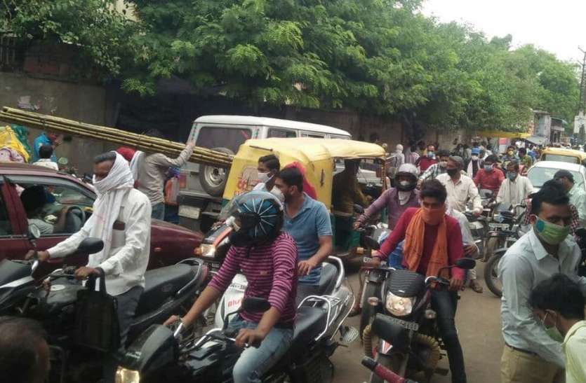 दो दिन बाद खुले बाजार तो फिर हुई भीड़ दो दिन बाद खुले बाजार तो फिर हुई भीड़