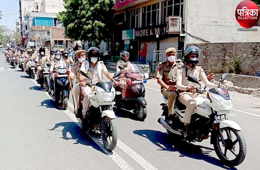 पाली में 200 से अधिक पुलिसकर्मियों ने निकाली वाहन रैली, शहरवासियों को घरों में रहने की दी हिदायत पाली में 200 से अधिक पुलिसकर्मियों ने निकाली वाहन रैली, शहरवासियों को घरों में रहने की दी हिदायत