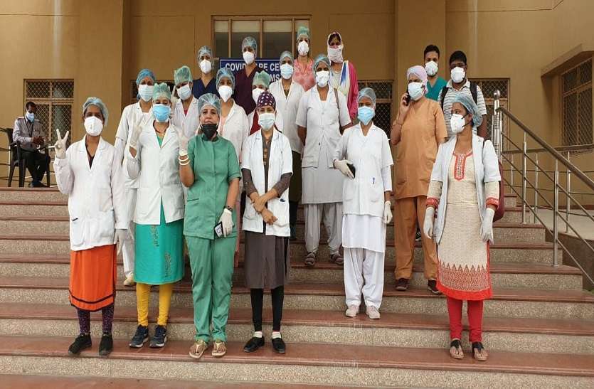 Women nurses take oath of Corona free Rajasthan at RUHS आरयूएचएस में महिला नर्सेज ने ली कोरोना मुक्त राजस्थान की शपथ