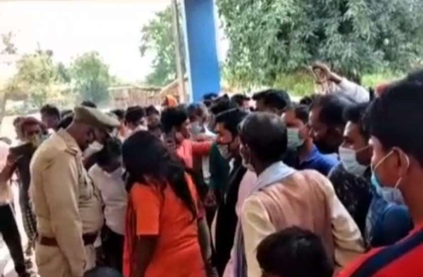 युवक की लाठी डंडों से पीट-पीटकर हत्या, चुनावी रंजिश में उतारा मौत के घाट युवक की लाठी डंडों से पीट-पीटकर हत्या, चुनावी रंजिश में उतारा मौत के घाट