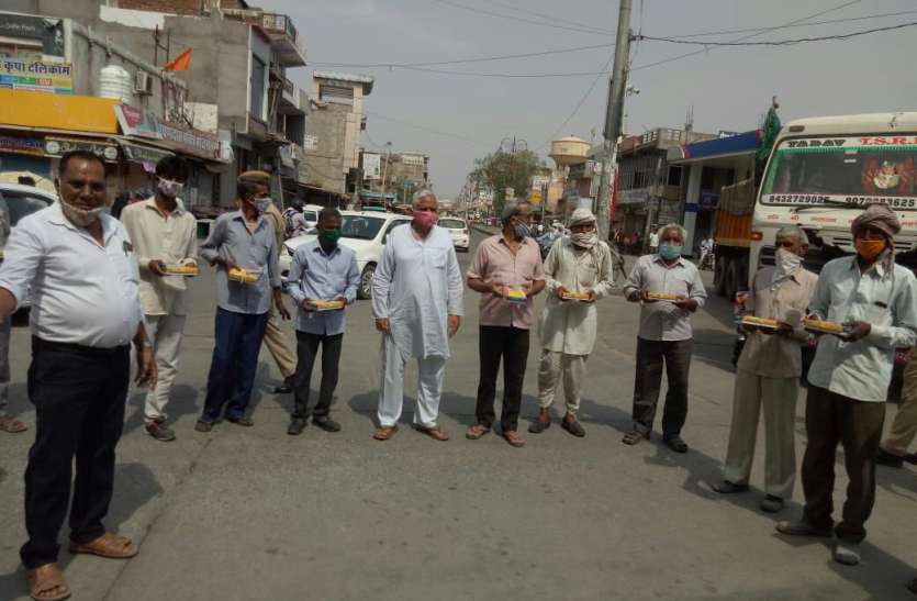 राजस्थान पत्रिका का महामारी से महामुकाबला अभियान......कोरोना काल में मजदूरों व जरूरतमंदों को नहीं होने देंगे मजबूर, भोजन की मिलेगी सुविधा राजस्थान पत्रिका का महामारी से महामुकाबला अभियान......कोरोना काल में मजदूरों व जरूरतमंदों को नहीं होने देंगे मजबूर, भोजन की मिलेगी सुविधा