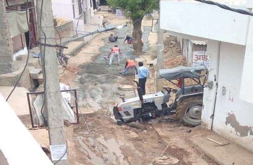 कीचड़ साफ किए बिना बना रहे सड़क कीचड़ साफ किए बिना बना रहे सड़क