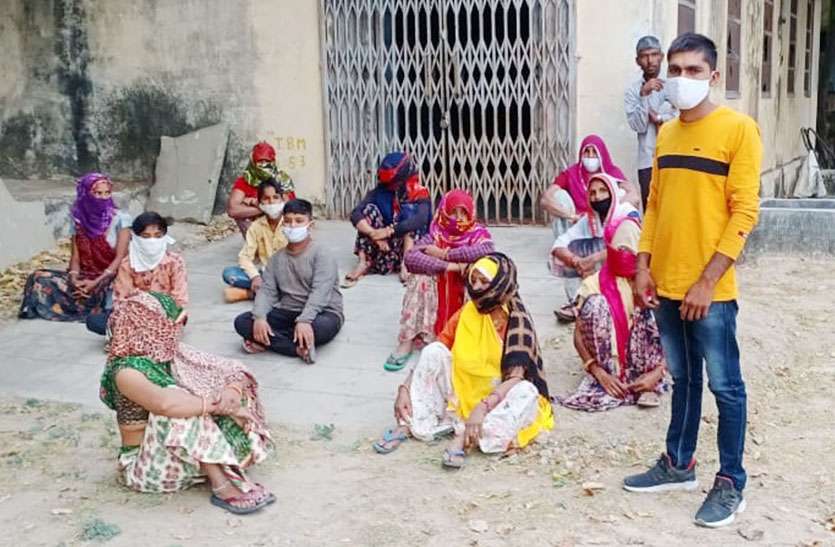 पानी की मांग को लेकर पम्प हाउस पर लगाया ताला, किया प्रदर्शन पानी की मांग को लेकर पम्प हाउस पर लगाया ताला, किया प्रदर्शन