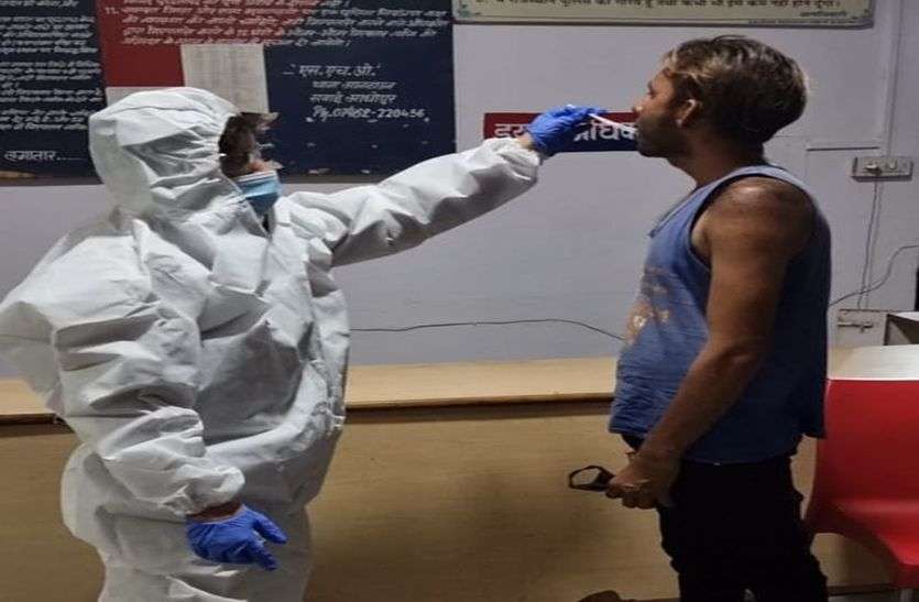 बेवजह घूमते मिलने पर लिए सैम्पल, कराया क्वारंटाइन बेवजह घूमते मिलने पर लिए सैम्पल, कराया क्वारंटाइन