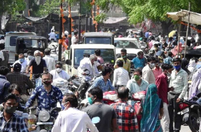 बैड फुल, मरीज सीढिय़ों पर पड़े, गिड़गिड़ा रहे परिजन बैड फुल, मरीज सीढिय़ों पर पड़े, गिड़गिड़ा रहे परिजन